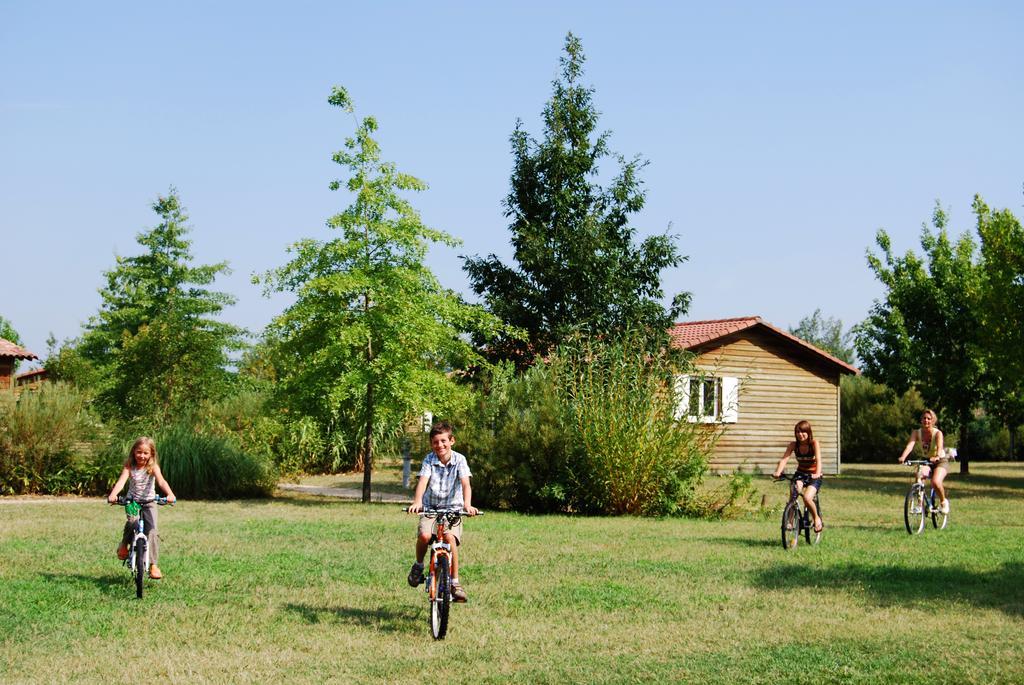 Lagrange Grand Bleu Vacances - Residence Port Lalande Castelmoron-sur-Lot Bagian luar foto