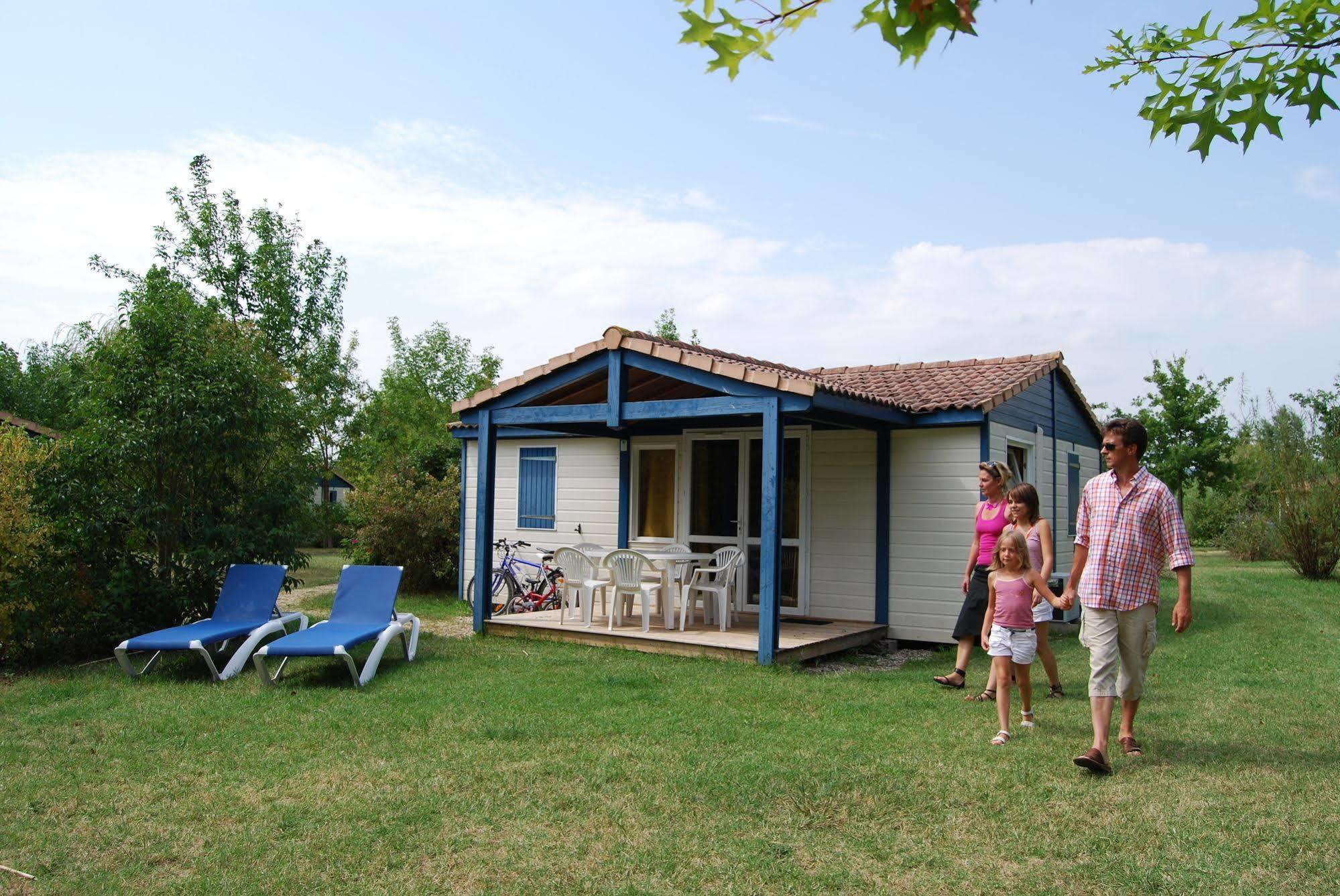 Lagrange Grand Bleu Vacances - Residence Port Lalande Castelmoron-sur-Lot Bagian luar foto