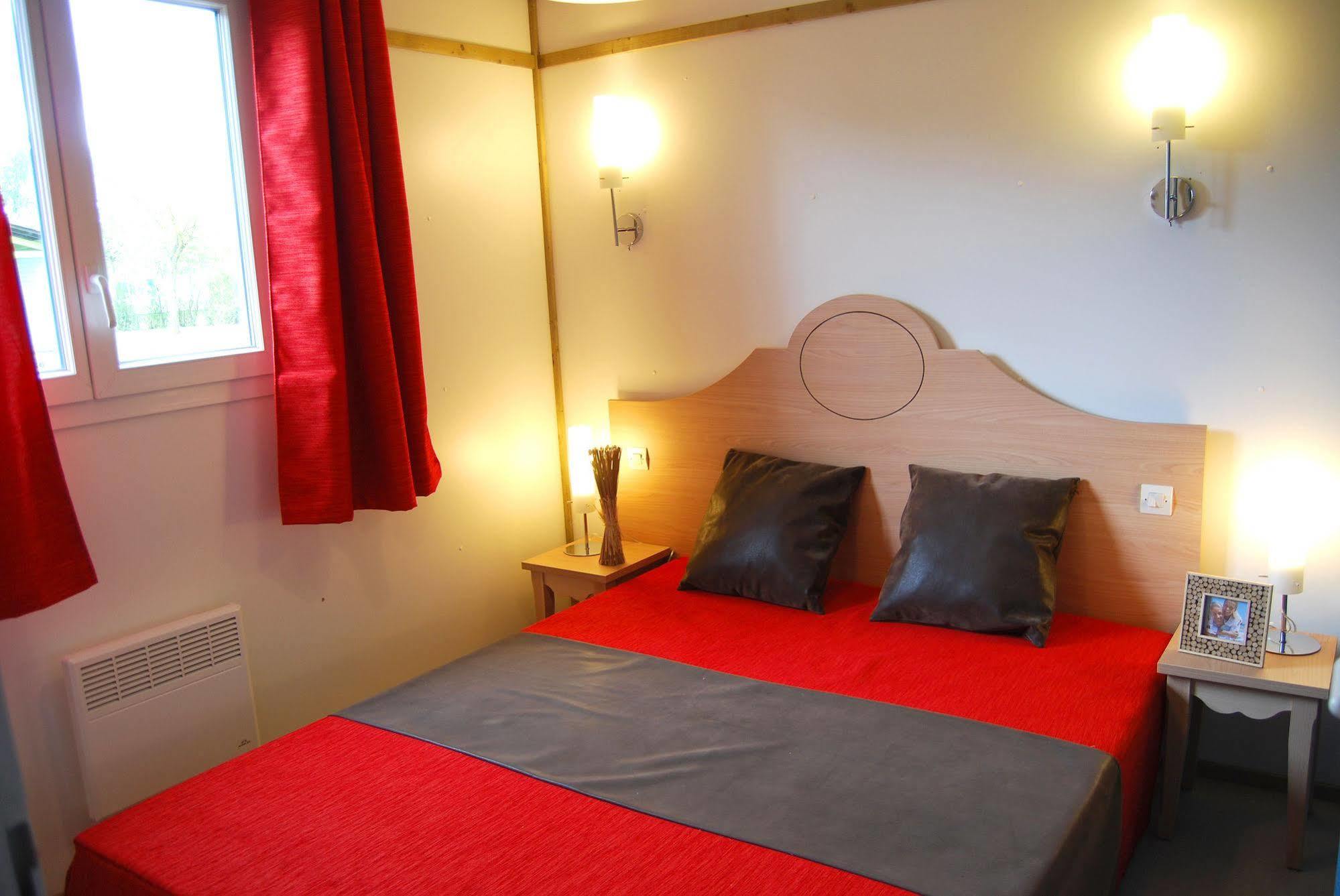 Lagrange Grand Bleu Vacances - Residence Port Lalande Castelmoron-sur-Lot Bagian luar foto