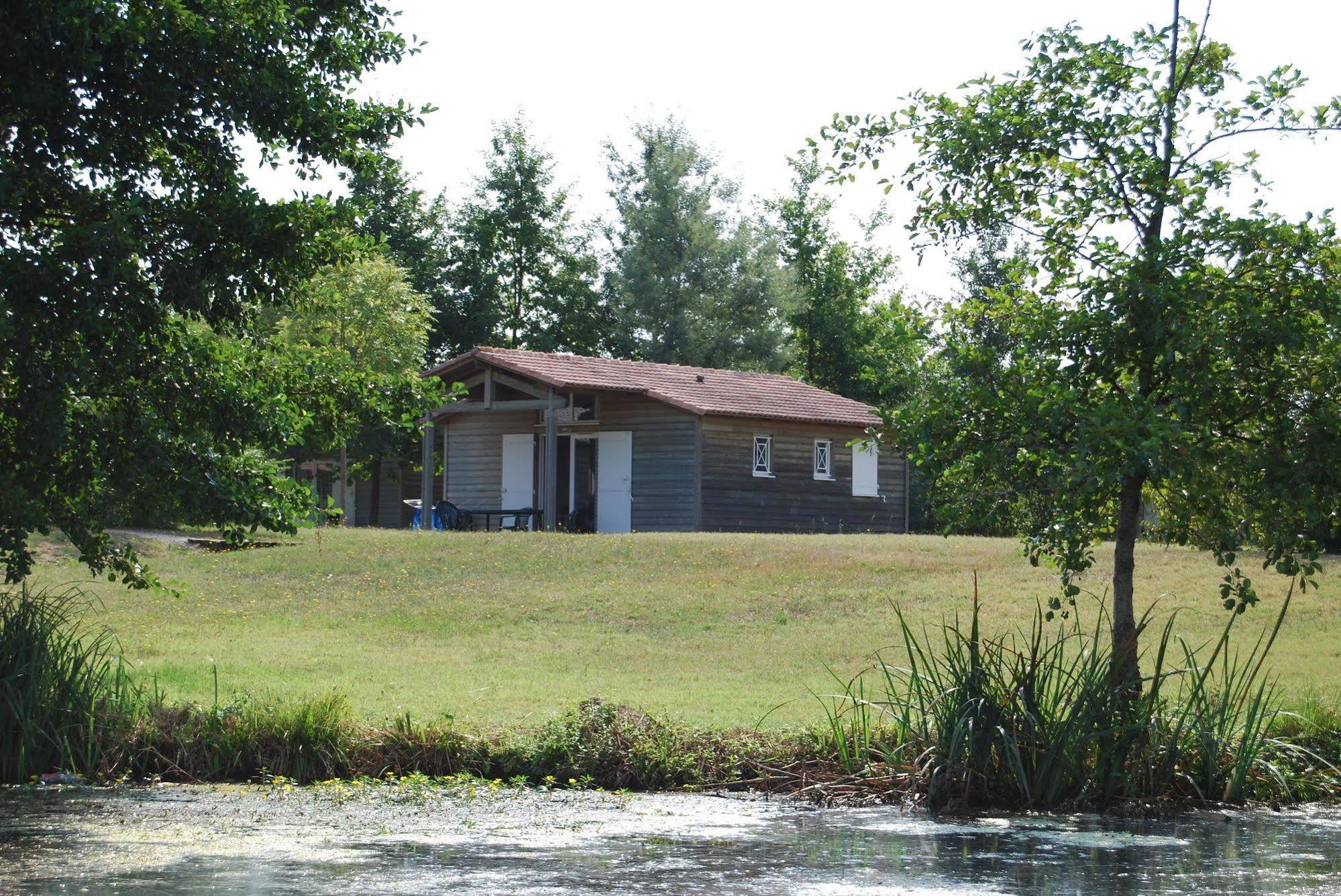 Lagrange Grand Bleu Vacances - Residence Port Lalande Castelmoron-sur-Lot Bagian luar foto